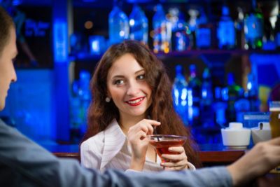 Comment séduire un homme dans un bar